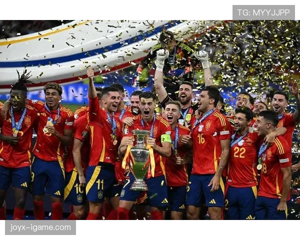 西班牙队勇夺欧洲杯三冠王，足球荣耀再添辉煌