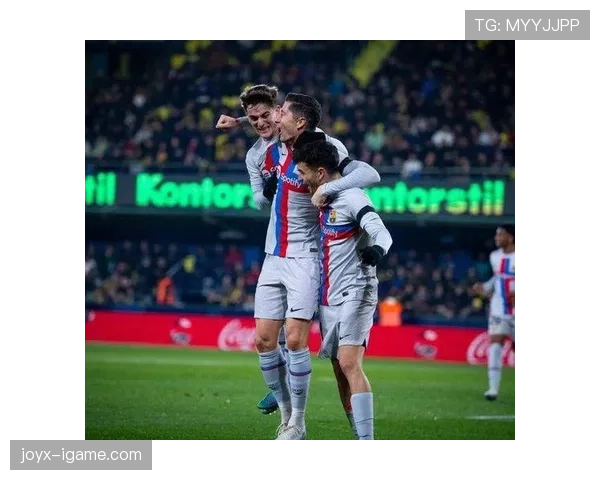 莱万多夫斯基头球制胜：关键时刻掌控节奏闪耀全场