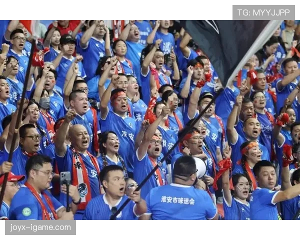 球迷助威点燃赛场，球队本赛季强势崛起