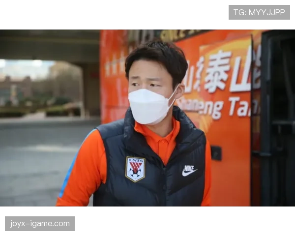 孙准浩练球间隙掏出名牌咖啡，谁告诉我这是运动员的日常？